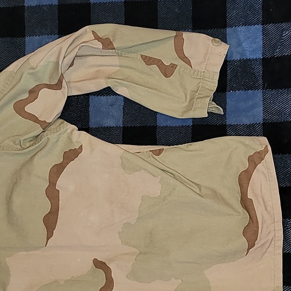Desert Camo button-up shirt-jacket. Field coat.  4 pockets.  Military issue.  L. - Picture 10 of 11